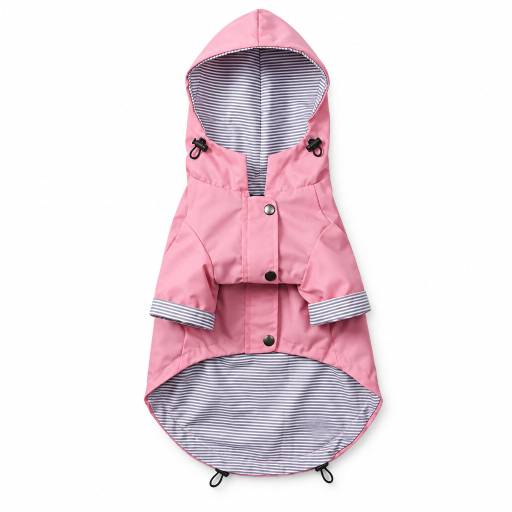 Veste rose pour chien présentée à plat sur fond blanc, avec capuche, doublure rayée et cordons de réglage. 