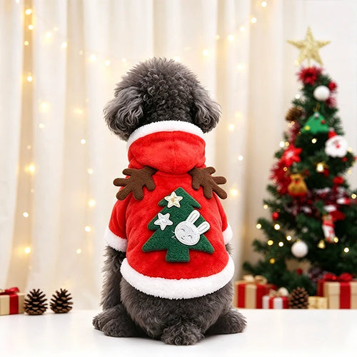 Costume de Noël rouge vu de dos sur un petit chien, avec sapin décoratif et capuche à bois de renne. 
